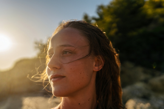 Eine Frau im Profil im warmen Sonnenlicht