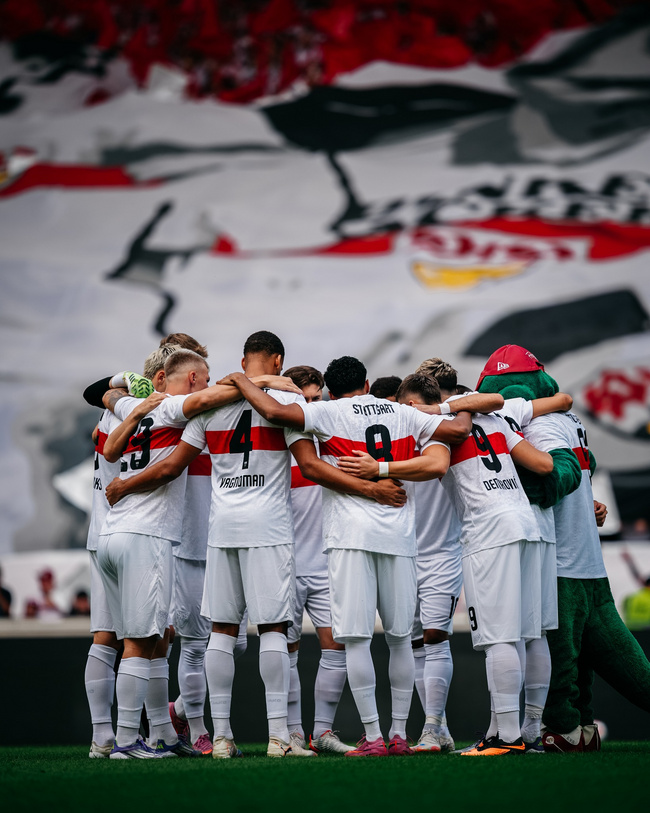 VfB-Team mit Fritzle umarmend